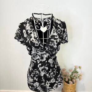 Gorgeous vintage y2k black & gray lace floral babydoll top